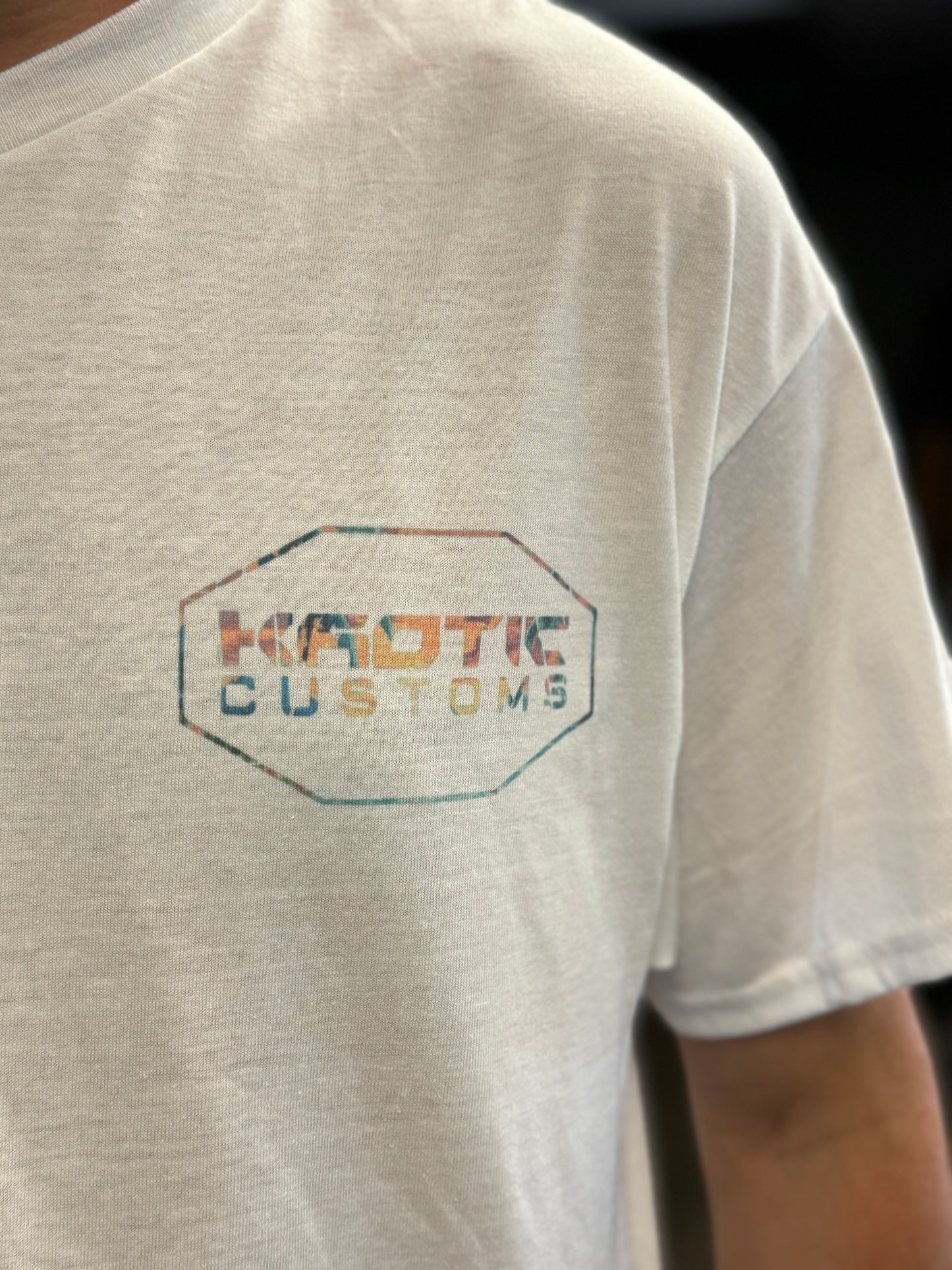 WHITE & TROPICAL KAOTIC CUSTOMS T-SHIRT